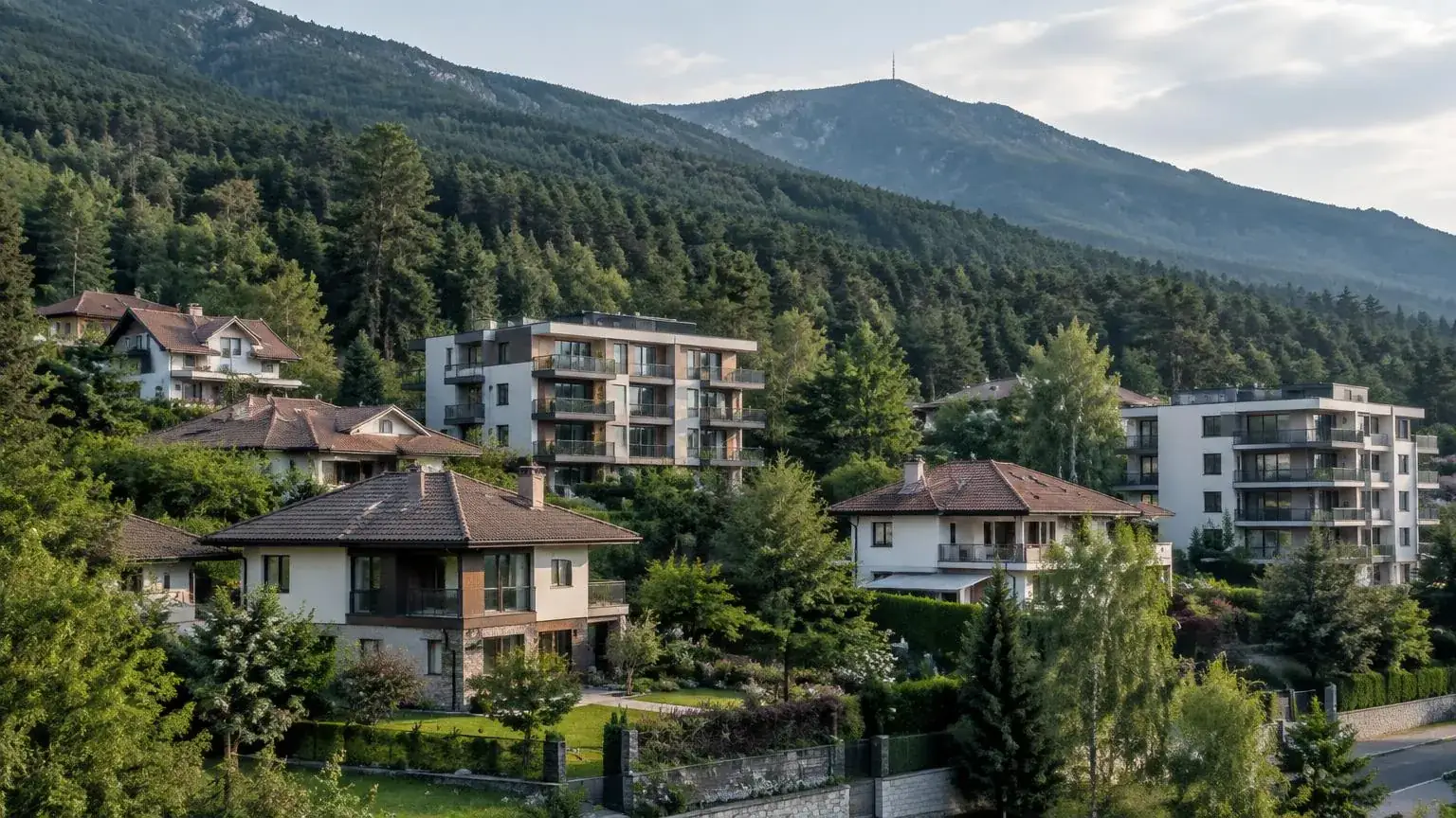 Ein Wohngebiet am bewaldeten Bergrand als Sinnbild für Dragalevtsi, Sofia